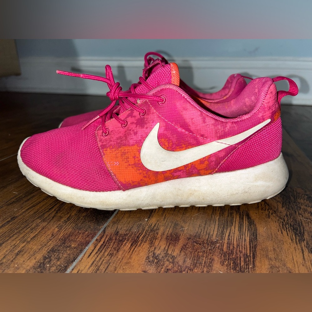 pink Nike women’s size 7 running shoes